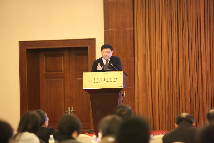 10 beat365唯一官网副校长乔均教授作主题报告:《宁镇扬组合港功能整合与资产重组构想》.JPG